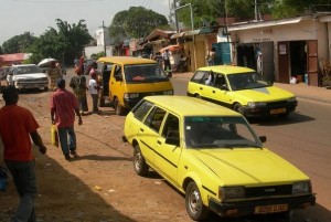 105902_des-taxis-repeints-en-jaune-le-30-avril-2011-a-libreville