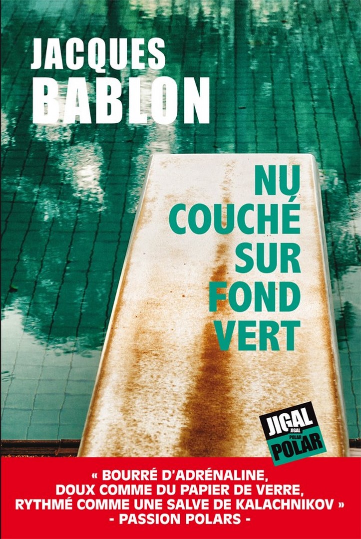 NU COUCHE SUR FOND VERT